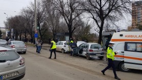 VIDEO// Accident în lanț într-o intersecție din Iași. Un tramvai a intrat în plină viteză în coada de mașini de la semafor